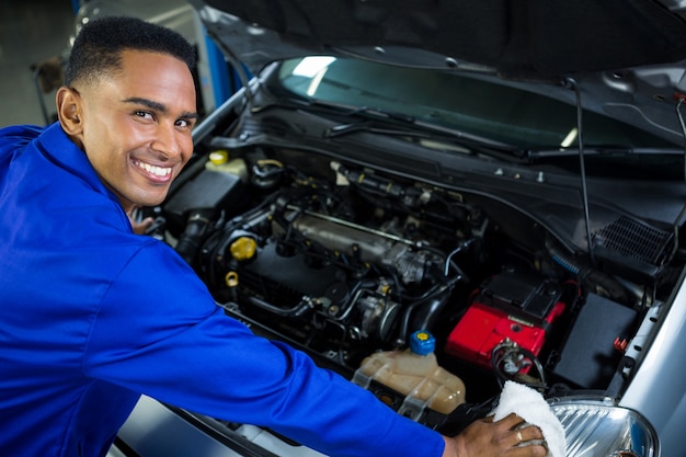happy-mechanic-servicing-car_1170-1545[1]